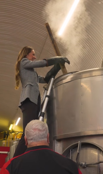 Kate Middleton removiendo uno de