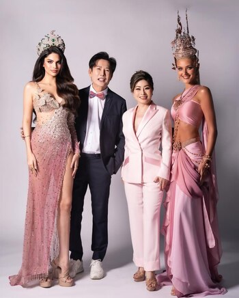 Rachel Gupta junto a los