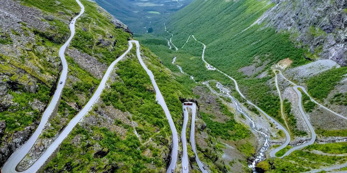 Niebla, hielo y curvas sin visibilidad: así es Trollstigen, la carretera más peligrosa de Noruega