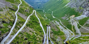 La ruta Trollstigen registra accidentes frecuentes por la calzada estrecha, las curvas cerradas, las pendientes pronunciadas y los cambios bruscos del clima (Wikimedia Commons)