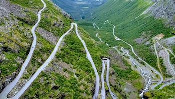 Niebla, hielo y curvas sin visibilidad: así es Trollstigen, la carretera más peligrosa de Noruega