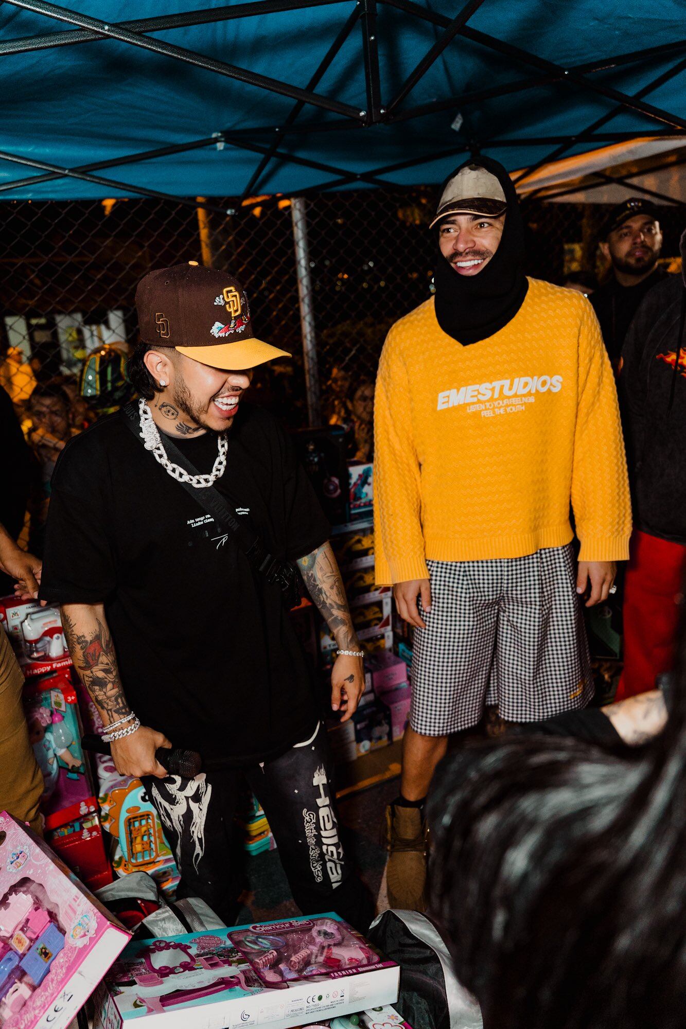 Westcol se encontró con un mural hecho por jóvenes del sector, gesto que calificó como “impresionante” y que destacó el talento local - crédito @iAlejandroCh/ X