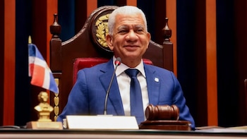 La iniciativa impulsada por Ricardo de los Santos Polanco incorpora un criterio central sobre revisiones ante tribunales y fija cómo operará ese procedimiento bajo la Constitución, con un detalle que marca la diferencia (Foto cortesía Senado de República Dominicana)