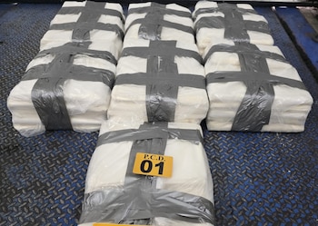 La Policía de Control de Drogas decomisó 65 paquetes con aproximadamente 150 kilos de cocaína ocultos en un contenedor cargado con masa de yuca.
Crédito: MSP