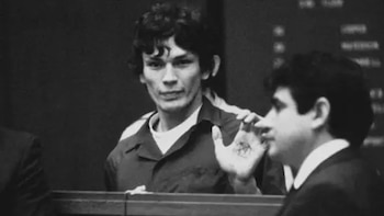 Richard Ramirez mostrando un pentagrama