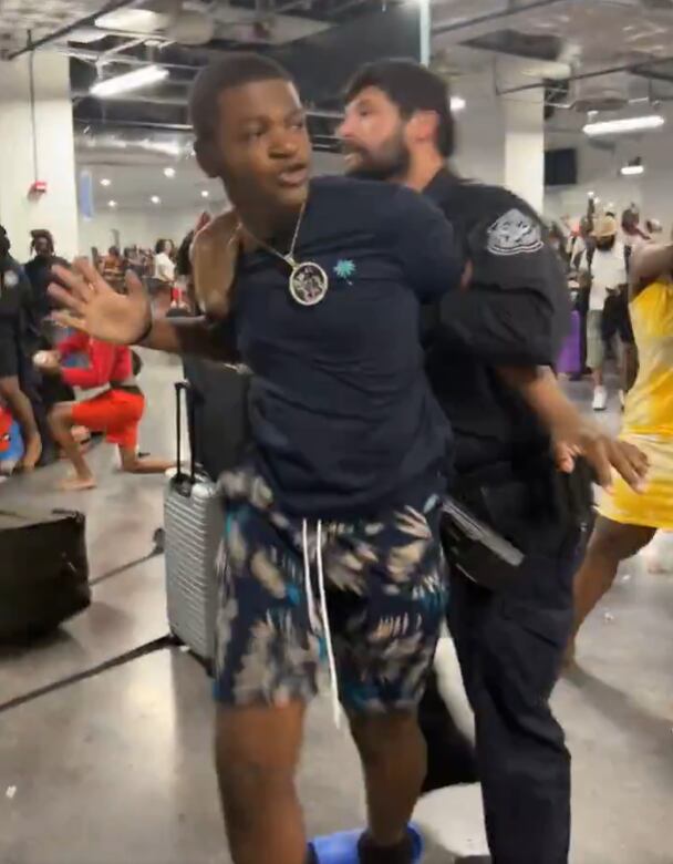 El incidente ocurrió en el área de control de Customs and Border Patrol de PortMiami, en medio de un desembarco con alta congestión de pasajeros (Captura @cecegkh)