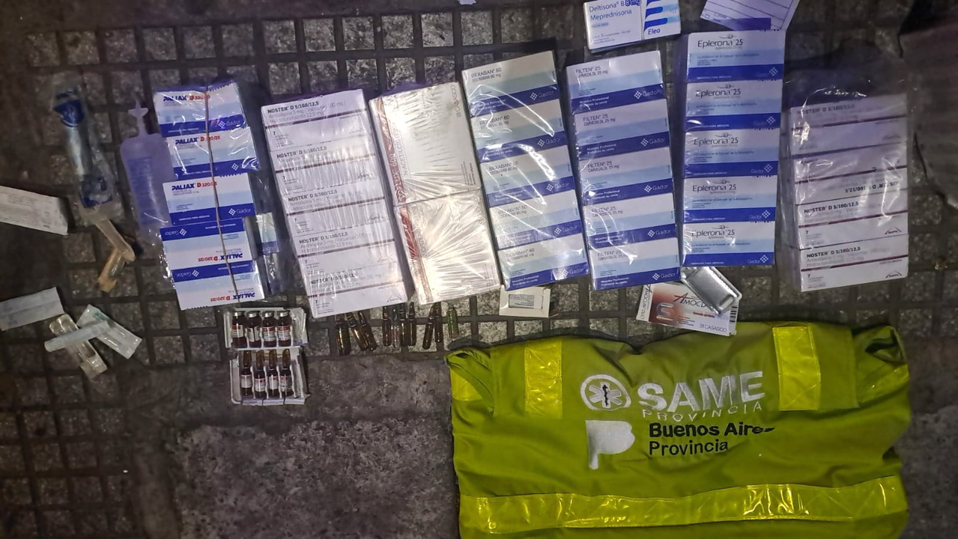 Dentro de la ambulancia trucha, los agentes hallaron insumos médicos vencidos, ampollas inyectables sin receta y materiales fuera de validez