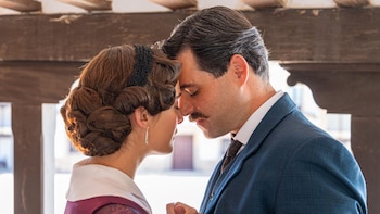 Manuel regala a Julieta una cinta roja para sellar su amor en 'La Promesa' (RTVE).