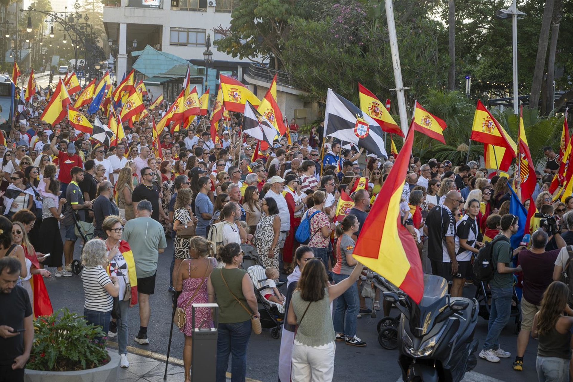 Decenas de personas durante una manifestación pacífica, a 30 de agosto de 2026, en Ceuta (España). (Marcos Moreno - Europa Press)