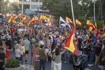 30/08/2026 Decenas de personas durante una manifestación pacífica, a 30 de agosto de 2026, en Ceuta (España). Este domingo ha tenido lugar una nueva manifestación para exigir respuestas frente a la entrada masiva de migrantes el pasado 30 de julio. El recorrido ha empezado en la plaza de África y ha terminado frente a la Delegación del Gobierno en Ceuta.
POLITICA
Marcos Moreno - Europa Press
