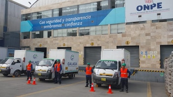 Las primeras incidencias se reportaron desde temprano en varios distritos de Lima, donde votantes alertaron que el material para instalar las mesas aún no había llegado a tiempo.
