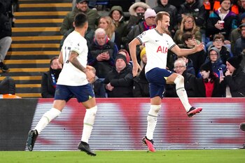 Harry Kane del Tottenham celebra tras anotar en el encuentro ante el Crystal Palace en la Liga Premier el miércoles 4 de enero del 2023. (Zac Goodwin/PA via AP)