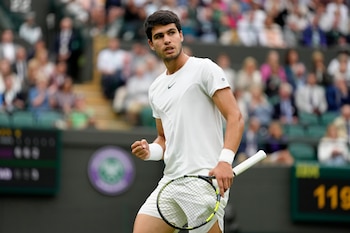 Carlos Alcaraz celebra un punto en primera ronda de Wimbledon (AP Foto/Kirsty Wigglesworth)