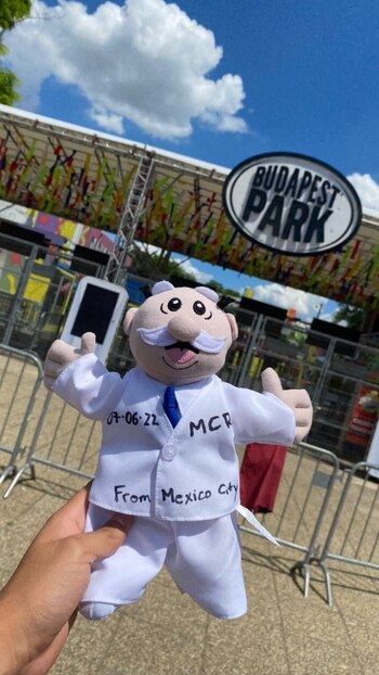 Al reverso del peluche se