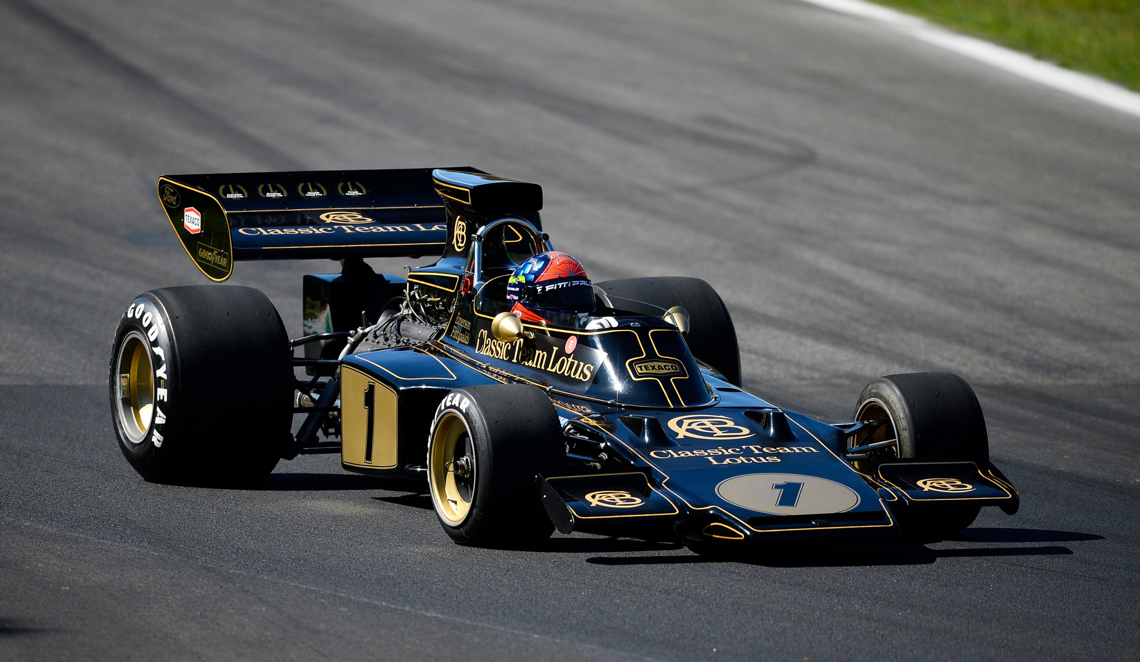 Emerson Fitipaldi se reencontró con su Lotus campeón de F1 en Monza en 2022 (REUTERS/Massimo Pinca)
