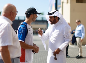 Mohammed Ben Sulayem junto a Pierre Gasly. El presidente de la FIA le brindó su apoyo al francés (REUTERS/Hamad I Mohammed)