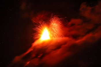 El nombre indígena Chi Q'aq' del Volcán de Fuego alude a "donde hay fuego" y sobrevivió a un intento colonial de rebautizarlo como Santa Catarina.