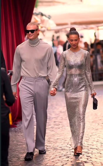 Los accesorios protagonistas, desde collares plateados hasta gafas de marco grueso, definen su sello visual (Instgram: Isabel Haugseng Johansen)
