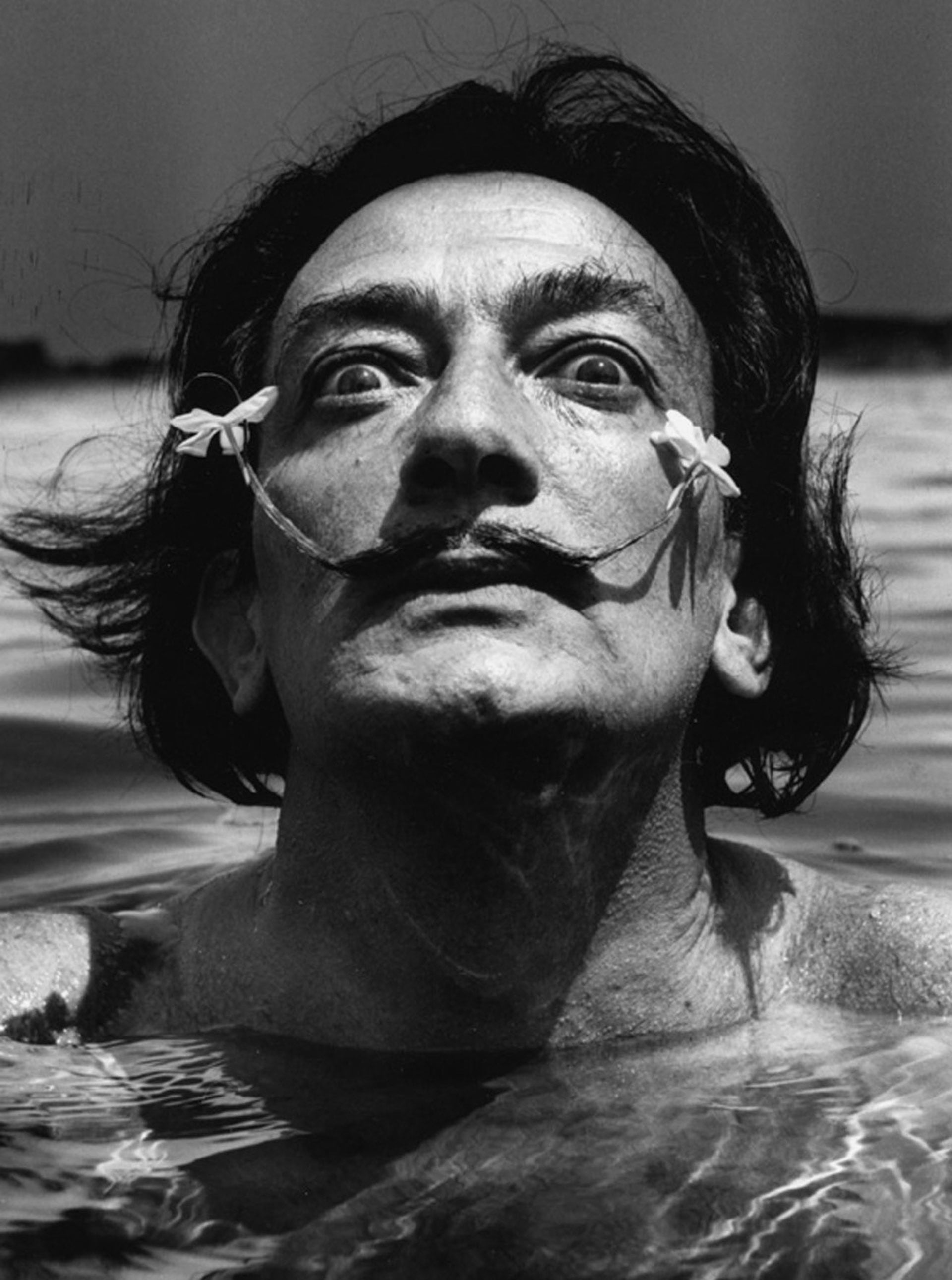 Salvador Dalí nació el 11 de mayo de 1904 en Figueres, España, y se convirtió en uno de los máximos íconos mundiales del surrealismo (Salvador Dalí, 1953, retratado por Jean Dieuzaide)