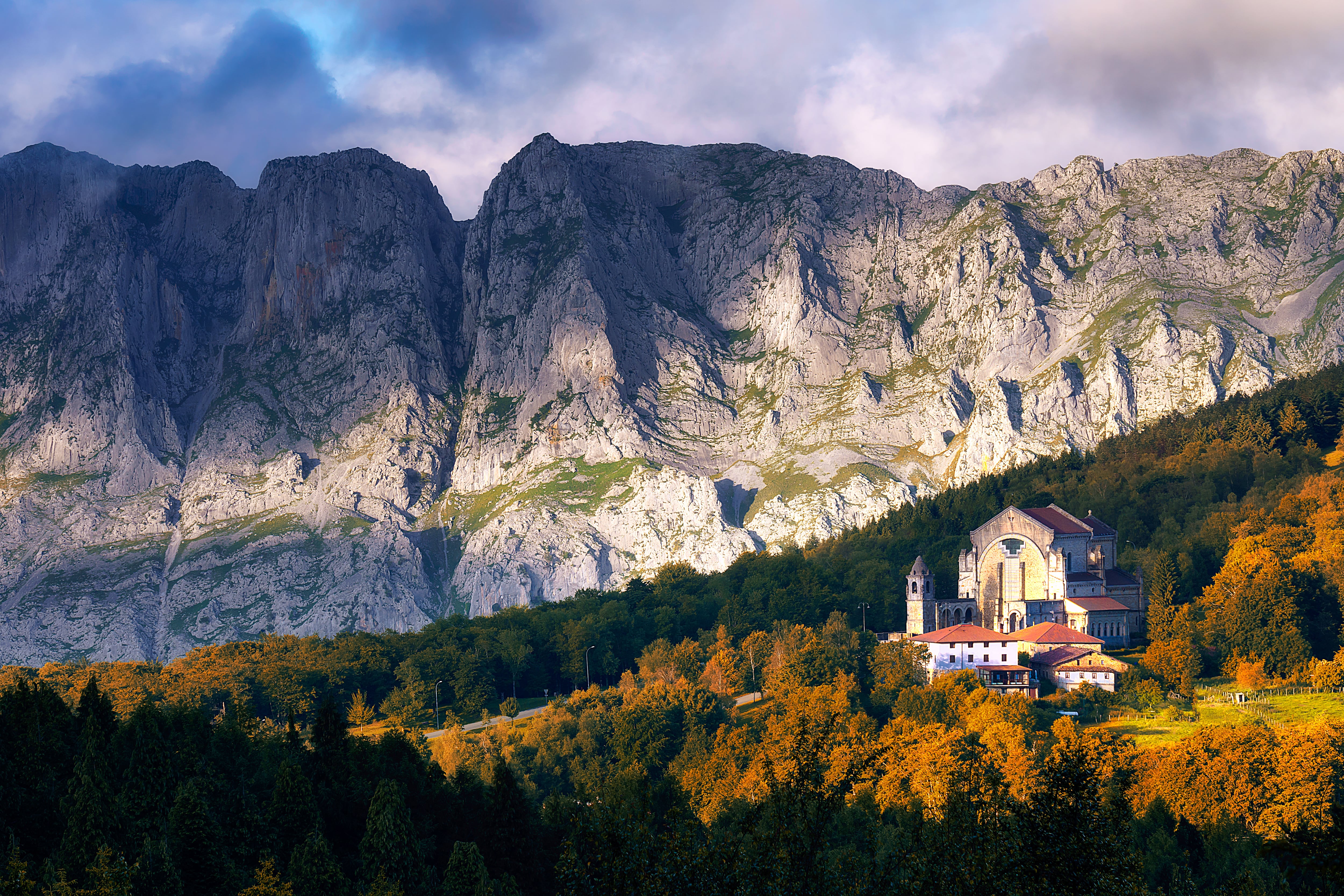 Las rutas más impresionantes de Vizcaya: senderos entre imponentes acantilados y santuarios en mitad de la montaña Las rutas más impresionantes de Vizcaya: senderos entre imponentes acantilados y santuarios en mitad de la montaña