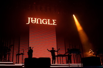 La banda britácnia Jungle durante su concierto en el festival Corona Capital en la Ciudad de México, el sábado 19 de noviembre de 2023. (Foto AP/Alejandro Godínez)