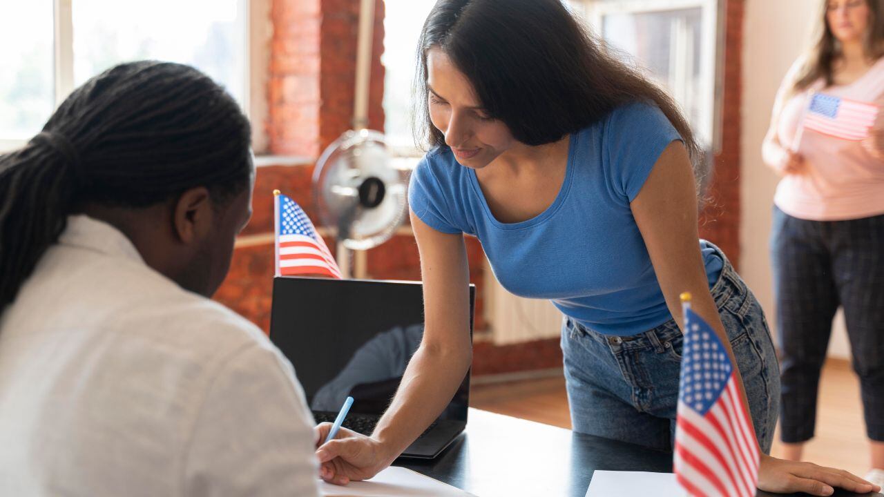 El proceso de naturalización mantiene el requisito de dominio básico del inglés y la evaluación de conocimientos sobre historia y gobierno estadounidense. (Freepik)