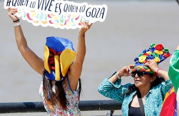 Turistas posan con elementos del
