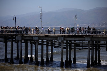 El muelle de Santa Mónica presenta niveles de bacterias fecales hasta 20 veces superiores al umbral de seguridad, según el Beach Report Card de Heal the Bay (REUTERS/Daniel Cole)
