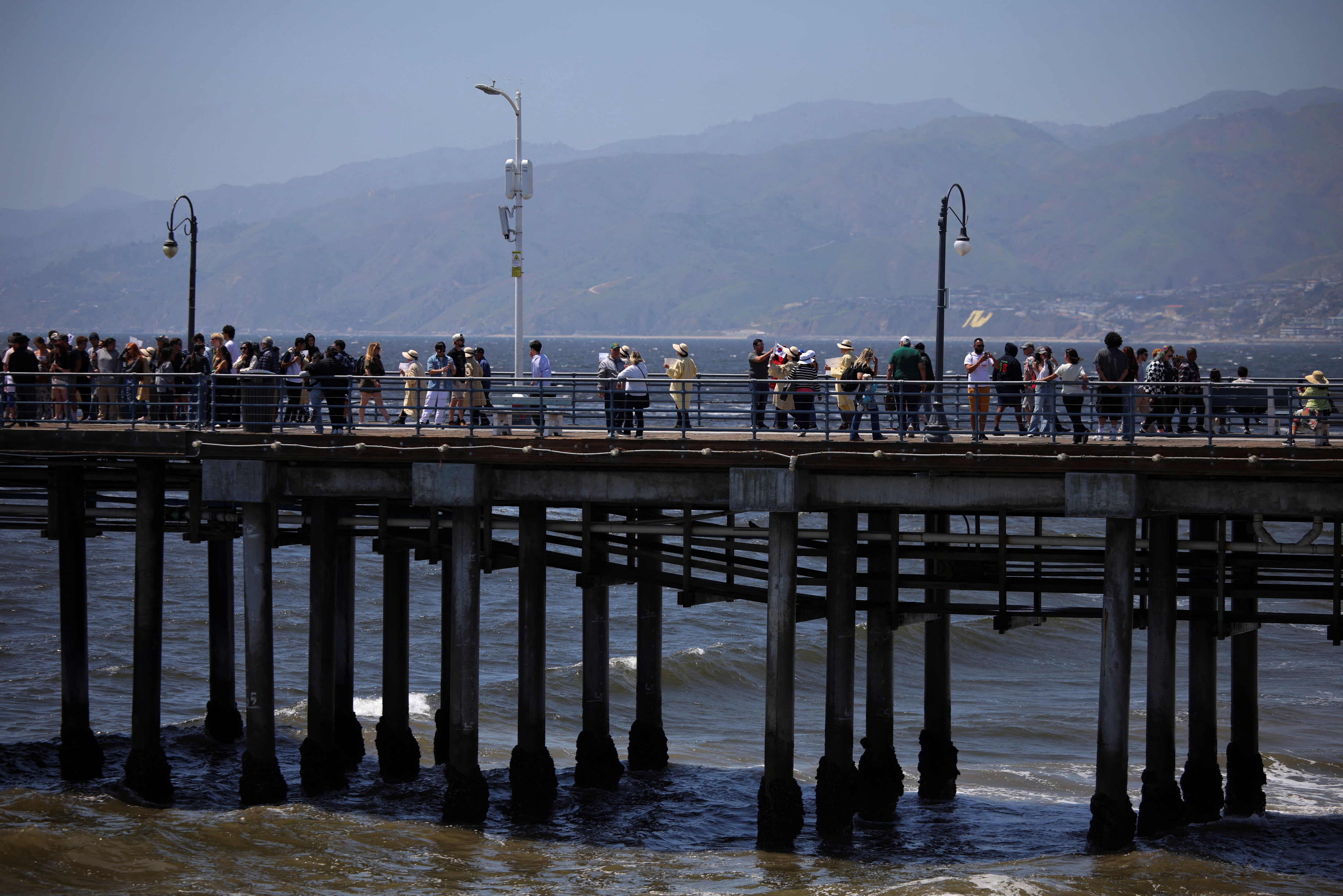 El muelle de Santa Mónica presenta niveles de bacterias fecales hasta 20 veces superiores al umbral de seguridad, según el Beach Report Card de Heal the Bay (REUTERS/Daniel Cole)