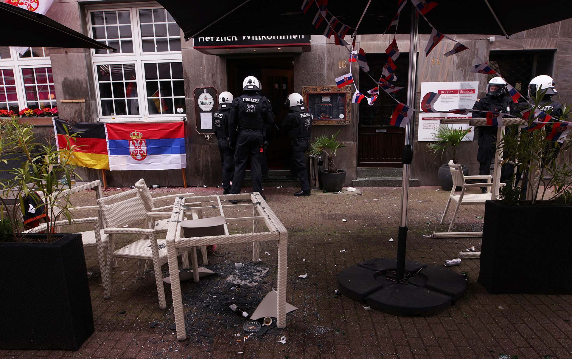 Enfrentamientos entre hinchas de Serbia e Inglaterra