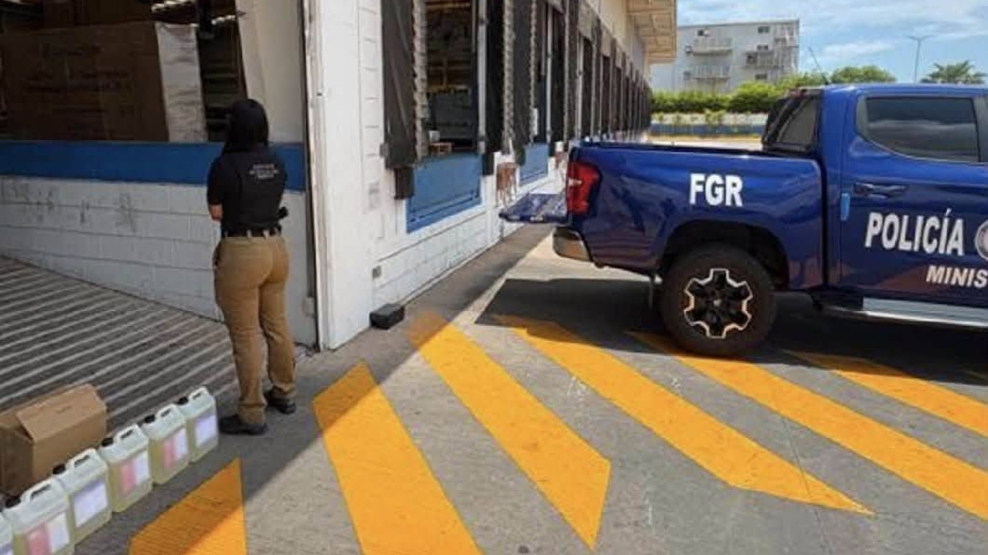 Incautan 40 litros de metanfetamina en paquetería de Los Mochis, Sinaloa