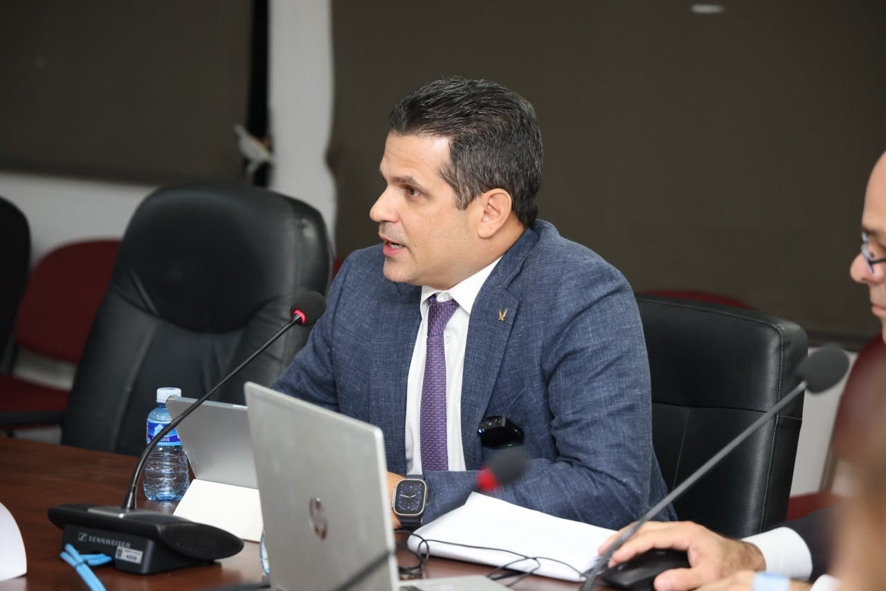 El gerente general de Tocumen, José Ruiz Blanco, explicó que el incremento de la inversión permitirá anticipar la capacidad aeroportuaria requerida ante el crecimiento previsto de pasajeros y operaciones. Cortesía