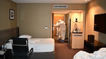 PERICIAS HOTEL HILTON VELEZ CASO DE ABUSO