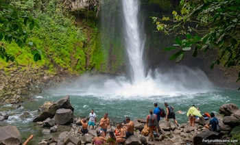 La Catarata La Fortuna es una de las experiencias imperdibles para quienes visitan la zona. Cortesía: La Fortuna Costa Rica