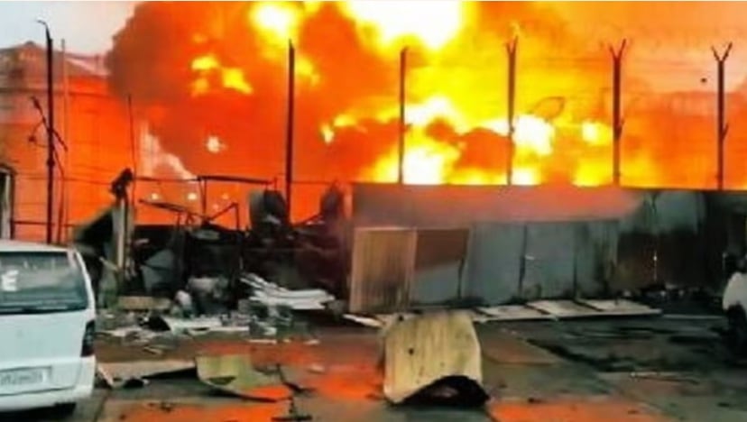 El impacto y una bola de fuego elevándose sobre el depósito de petróleo