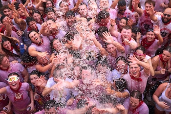 Los fiesteros celebran el txupinazo, el cohete tradicional que marca el inicio de las fiestas de San Fermín, dando comienzo a nueve días de festividades ininterrumpidas en Pamplona, España, el lunes 6 de julio de 2026. (Foto AP/Miguel Oses)