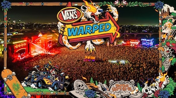 Multitud en concierto nocturno. Marco ilustrado con logo Vans Warped, patineta, coche con esqueletos, calaveras, guitarras y fecha 12-13 Septiembre 2026.