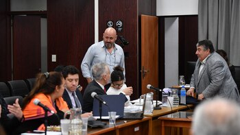 De pie, el nefrólogo Darío