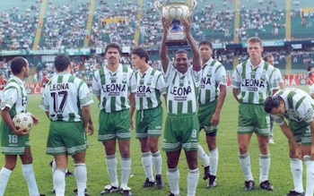 Alexis García levantando el trofeo