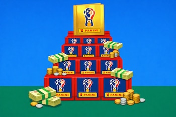 Ilustración plana de una escalera formada por sobres rojos de figuritas Panini con logo FIFA 2026, dinero y monedas peruanas, llevando a un álbum dorado en la cima.