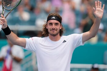 El griego Stefanos Tsitsipas saluda
