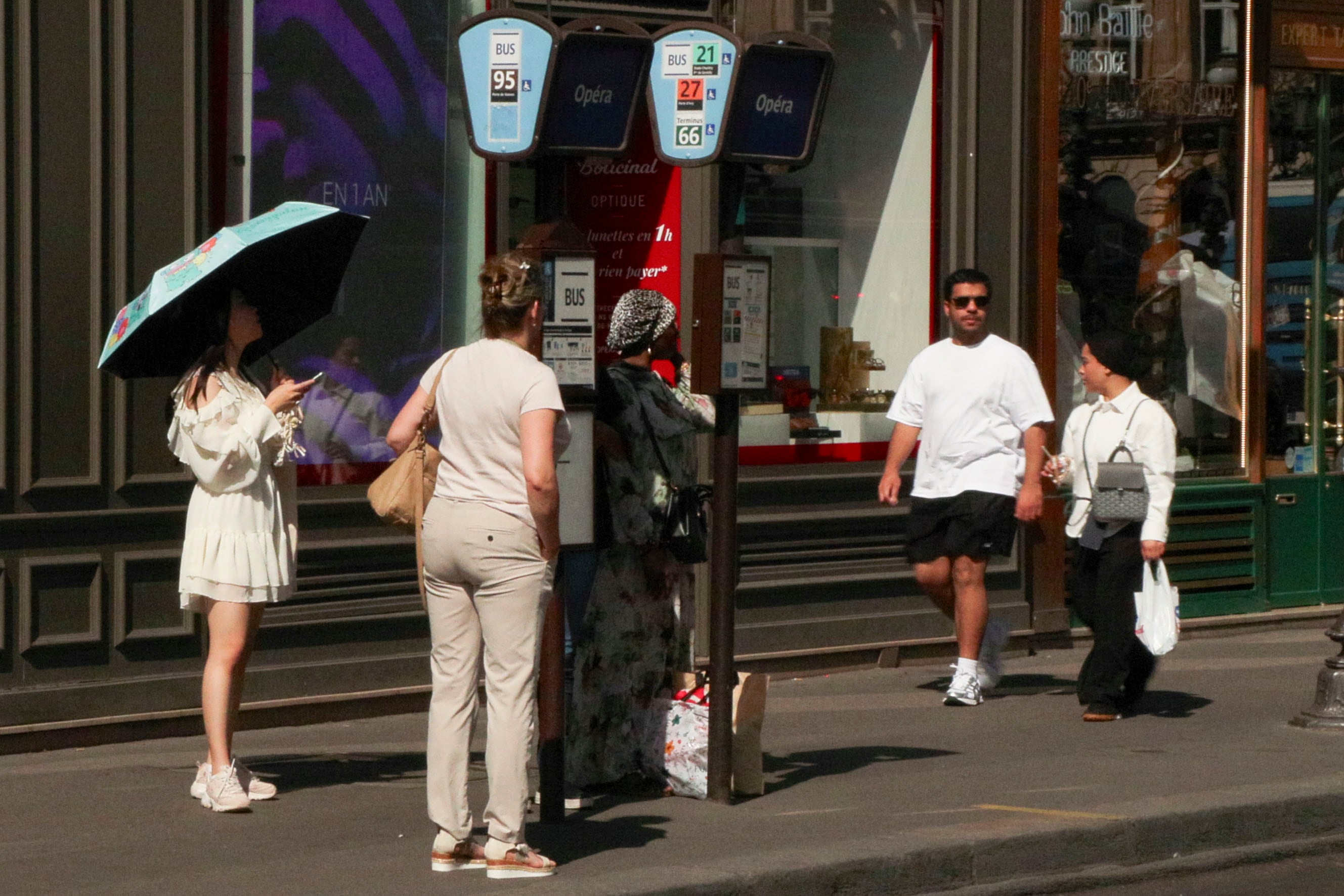 Se implementaron medidas de emergencia como cierre de colegios, cancelación de trenes y suspensión de eventos masivos EFE/ Edgar Sapiña Manchado