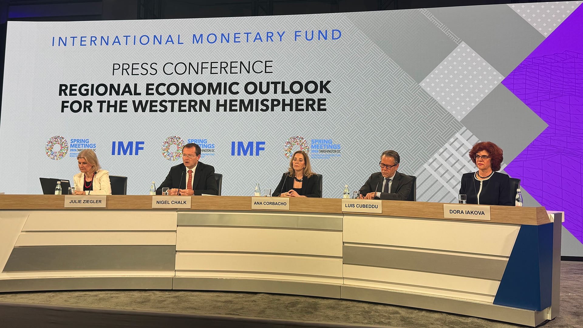 El Staff del FMI que negocia habitualmente con Argentina exhibió su respaldo al programa de ajuste durante una conferencia del FMI (Washington, Estados Unidos)