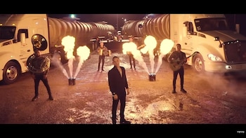 Parte de las escenas del video musical de "Comandante Tanque" de Javier Rosas.(YouTube/Captura de pantalla)