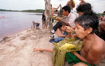 Las coloridas vestimentas tradicionales adornan