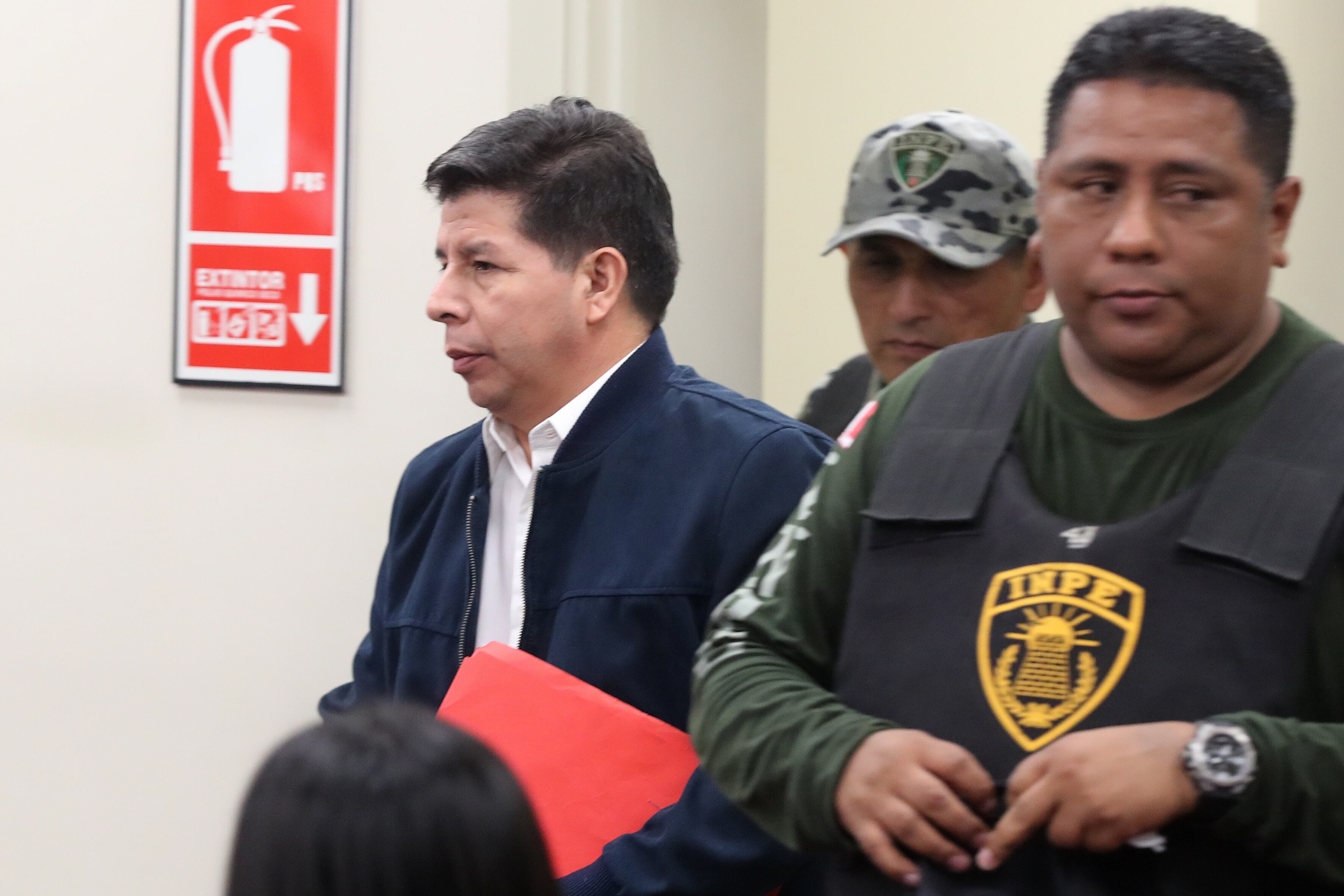 El expresidente peruano Pedro Castillo (2021-2022) (i) asiste a una audiencia del juicio en el que se le acusa de rebelión, el 27 de marzo de 2025, en Lima (Perú). EFE/ Paolo Aguilar