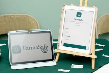 FarmaSafe y MedSync utilizan herramientas digitales para mejorar el reporte de reacciones adversas y reducir posibles duplicidades e interacciones de medicamentos. Crédito: Anel Kenjekeeva / UCR