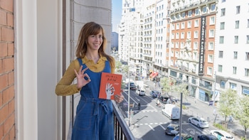 Greta García Jonsson presenta su nuevo libro 'Muere, papá'. (Alejandro Higuera López/Infobae)