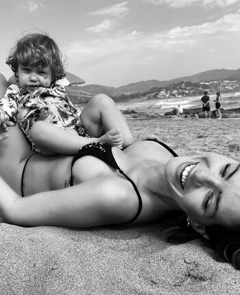 La China Suárez, con Magnolia a upa. La foto fue tomada por Benjamín Vicuña durante un breve paso por Carmelo, Uruguay. Después de la crisis, que parecía alumbrar una separación, los actores están mejor que nunca. Incluso, se habla de embarazo... (Instagram)