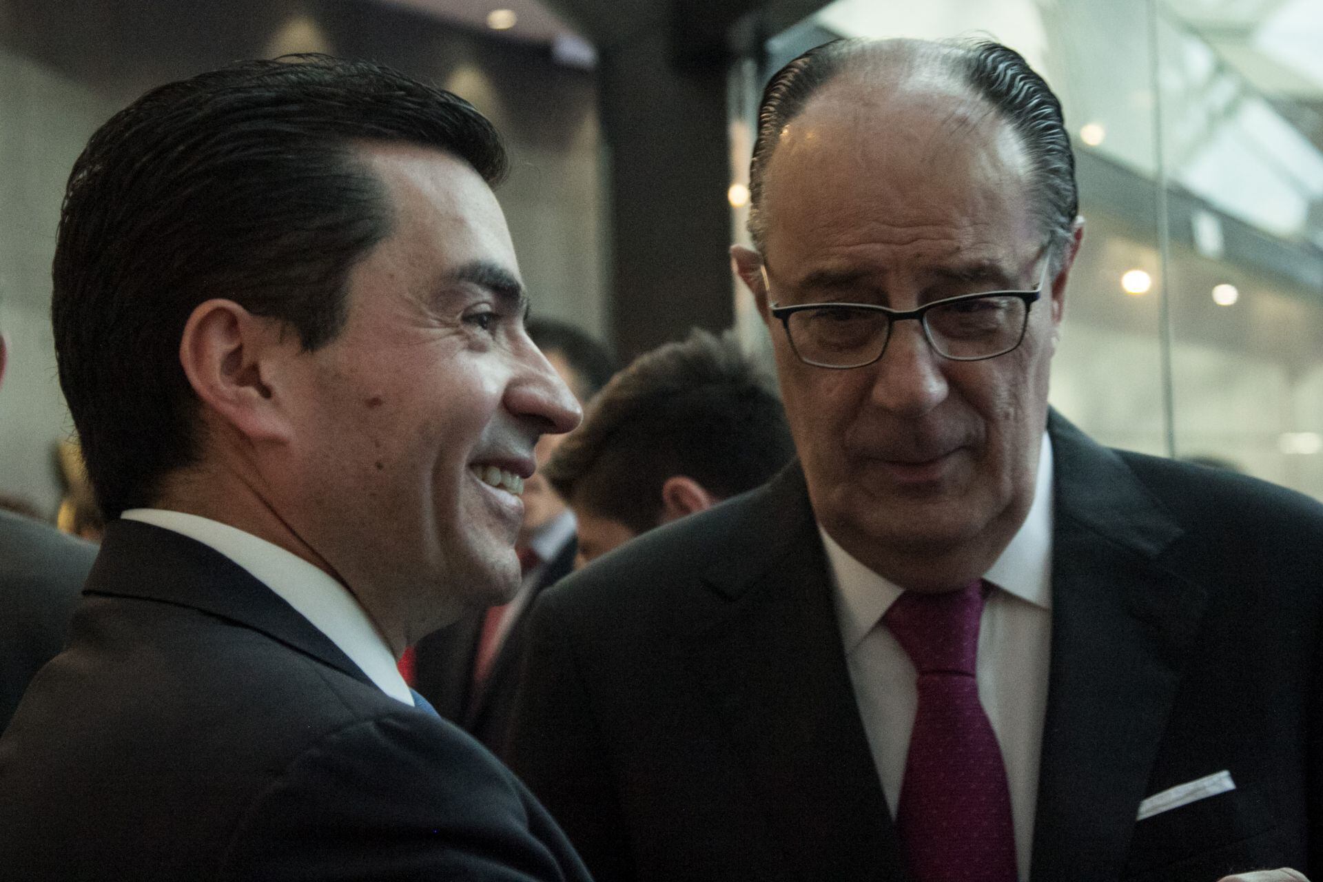 CIUDAD DE MÉXICO, 09OCTUBRE2018.- Eduardo Osuna Osuna, vicepresidente y director general de BBVA Bancomer, y Jaime Ruiz Sacristán, presidente de la Bolsa Mexicana de Valores (BMV), durante la ceremonia de colocación de bono verde de BBVA Bancomer, el primer banco privado en México en realizar una emisión de este tipo de instrumento. Este tipo de emisión funciona para el manejo de activos líquidos que buscan la inversión en proyectos sustentables. FOTOS: GALO CAÑAS /CUARTOSCURO.COM